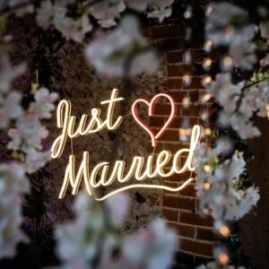 Neoninis užrašas "Just Married"