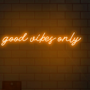 Neon LED užrašas "Good vibes only"